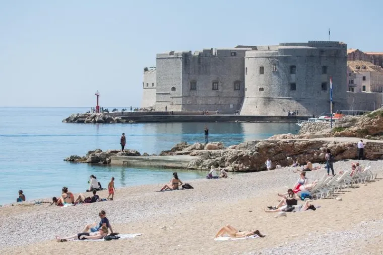 NA DUBROVAČKIM BANJAMA SVE VI&Scaron;E KUPAČA: Sunčano i toplo vrijeme zove na kupanje