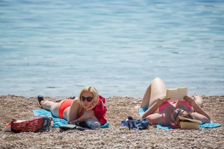 NA DUBROVAČKIM BANJAMA SVE VI&Scaron;E KUPAČA: Sunčano i toplo vrijeme zove na kupanje