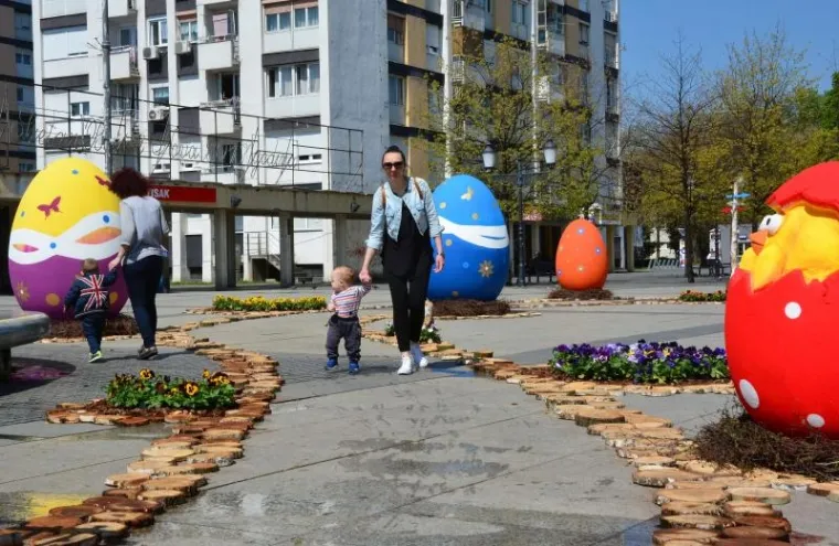 BROĐANI DOBILI NOVOG STANOVNIKA: Usred grada zeko 'sagradio' kuću i po ulici poslagao pisanice