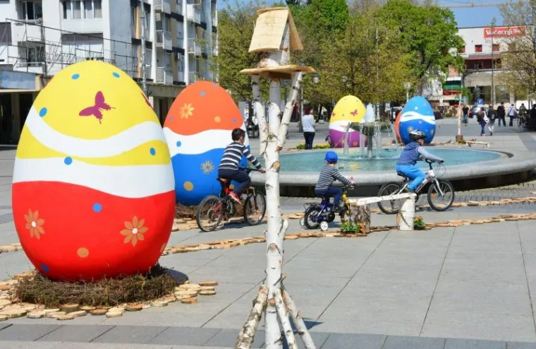 Djelatnici Komunalca u Slavonskom Brodu ukrasili su grad ususret blagdanu Uskrsa. Na Korzu su već postavljene velike pisanice, cvijece i drvene staze do zekine kućice. Svemu tome najviše se raduju djeca.