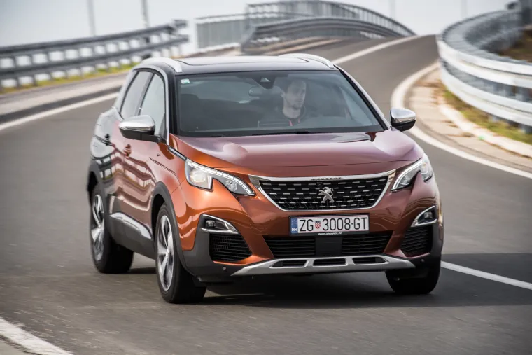 Izvana je prekrasan, iznutra je kao svemirski brod, ali vozi li? Već nakon prvih nekoliko kilometara doći ćete do zaključka da možete zaboraviti sve što ste mislili da znate o francuskim vozilima.