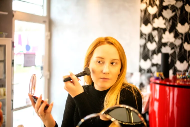 Bronzing puderom konturirala sam lice. prvi korak bila je udubina ispod jagodične kosti