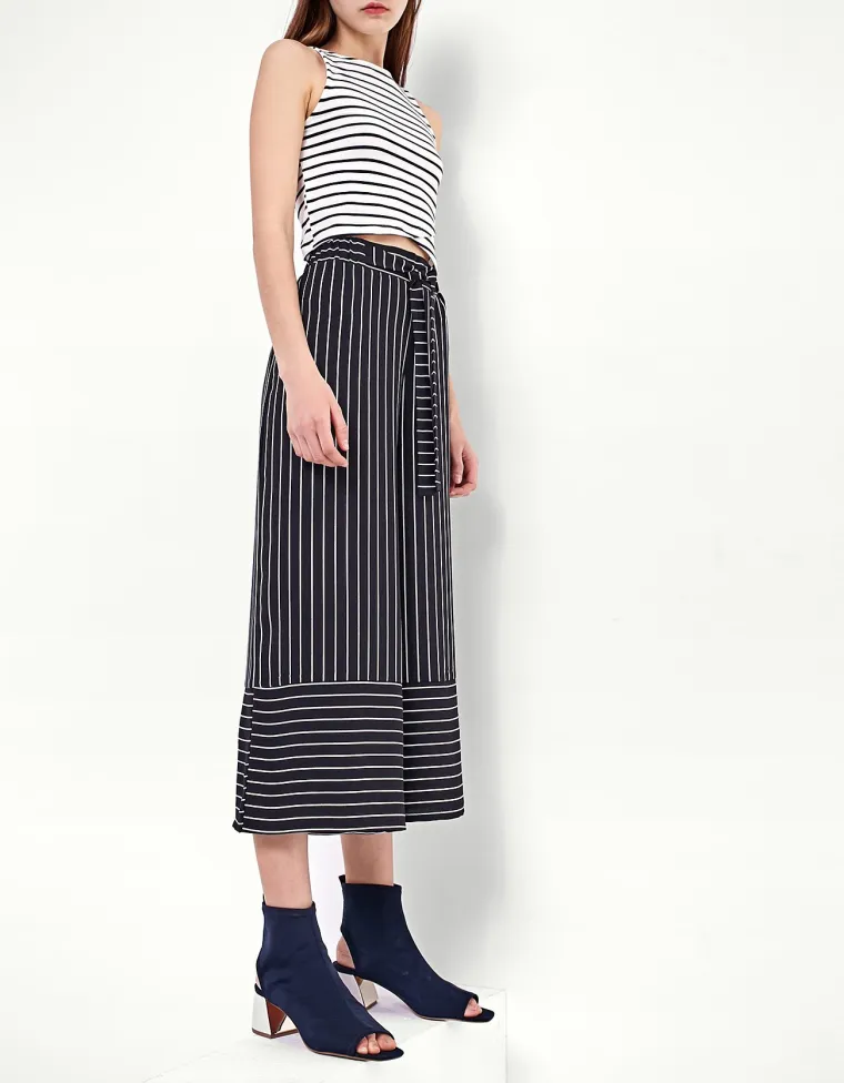 Stradivarius, top - 29,90 kuna, hlače - 119,90 kuna