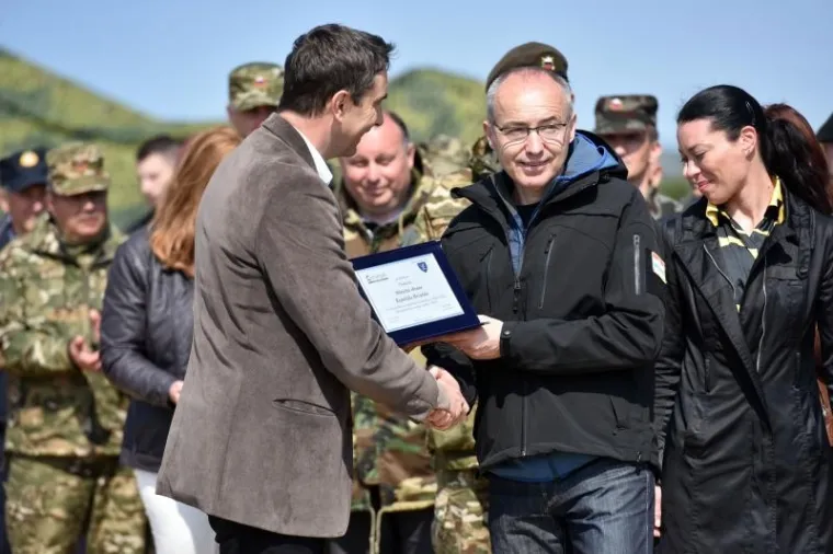 Grabar Kitarović i Pahor na vojnoj vježbi