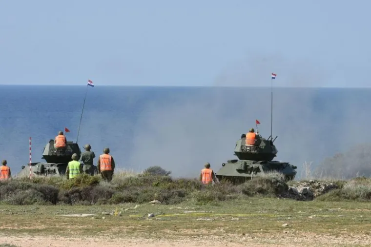 Grabar Kitarović i Pahor na vojnoj vježbi