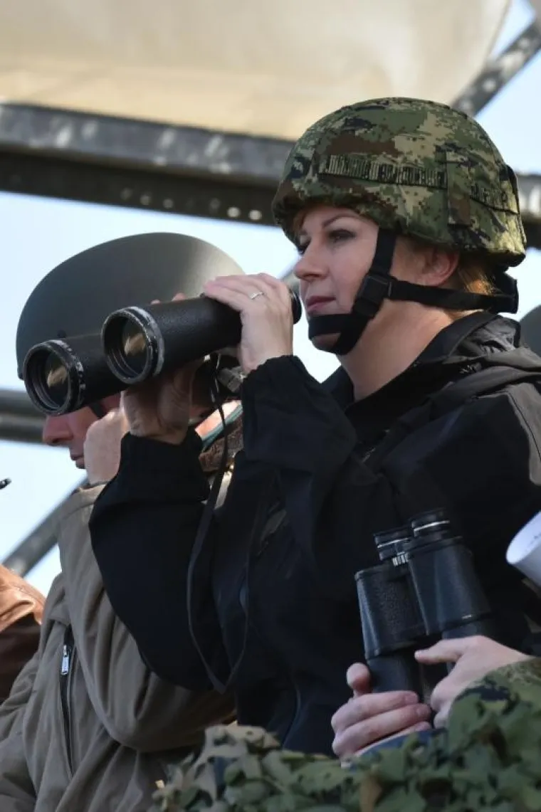 Grabar Kitarović i Pahor na vojnoj vježbi