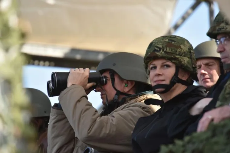 Grabar Kitarović i Pahor na vojnoj vježbi