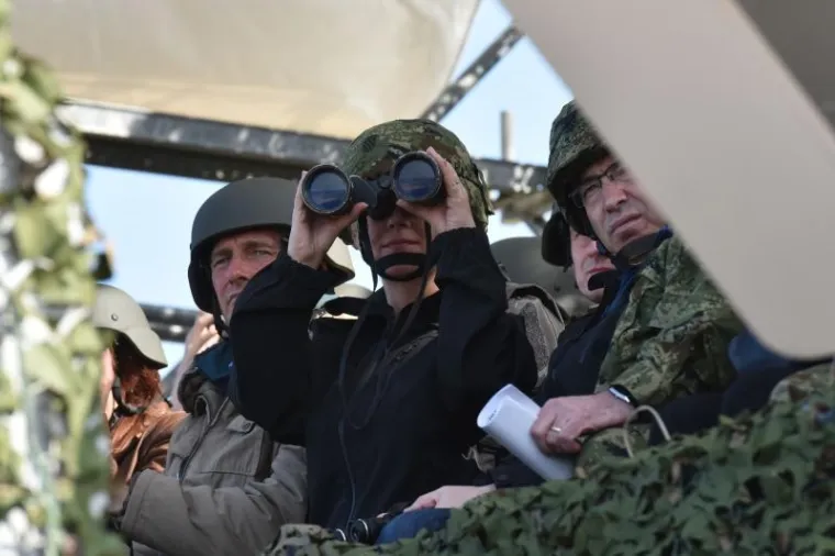 Zavr&scaron;nim bojnim gađanjem ciljeva u zračnom prostoru u utorak je na vojnom poligonu rta Kamenjaka u Premanturi nedaleko od Pule zavr&scaron;ila dvotjedna vojna vježba "&Scaron;tit 17", čiju su zavr&scaron;nicu među brojnim uzvanicima pratili hrvatska predsjednica i vrhovna zapovjednica Oružanih snaga Kolinda Grabar-Kitarović, slovenski predsjednik Borut Pahor, potpredsjednik vlade i ministar obrane Damir Krstičević te slovenska ministrica obrane Andreja Katič. Riječ je o vježbi s najdužom tradicijom u hrvatskim oružanim snagama koja se održala 23. godinu zaredom,  a u njoj je sudjelovalo je 600 pripadnika hrvatskih oružanih snaga i pedesetak pripadnika Slovenske vojske. Ustvrdiv&scaron;i kako je na razini NATO-a, a zapravo i cijele Europe postignut skoro konsenzus o nužnosti povećanja obrambenih investicija u izmijenjenom strate&scaron;kom okružju te kako ograničeni financijski resursi jesu i bit će i ubuduće realnost na&scaron;ih obrambenih sustava, Grabar-Kitarović kazala je kako treba pozdraviti svaki oblik racionalnog zajedničkog kori&scaron;tenja raspoloživih kapaciteta, sukladno postavkama NATO Smart Defence inicijative ili Pooling and Sharing Europske unije. Slovenski predsjednik Pahor istaknuo je kako ni Hrvatska niti Slovenija nisu neposredno vojno ugrožene zemlje ali kako ipak, kao odgovorne članice NATO-a imaju dužnost pripremiti svoje postrojbe i svoje strukture nacionalne sigurnosti u slučaju ugroze iz zračnog prostora. (H)