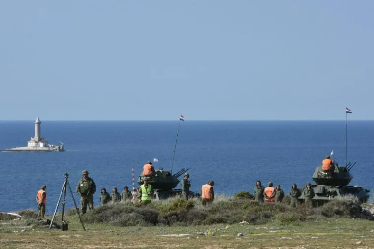 Grabar Kitarović i Pahor na vojnoj vježbi