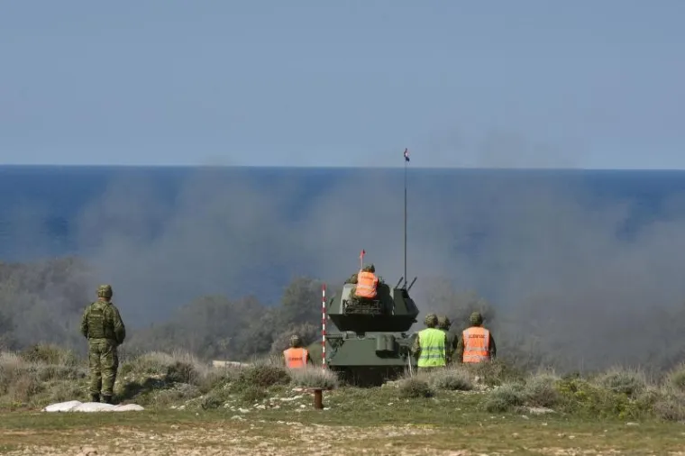 Grabar Kitarović i Pahor na vojnoj vježbi