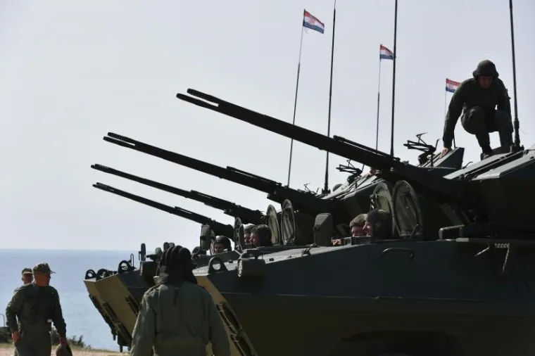 Grabar Kitarović i Pahor na vojnoj vježbi