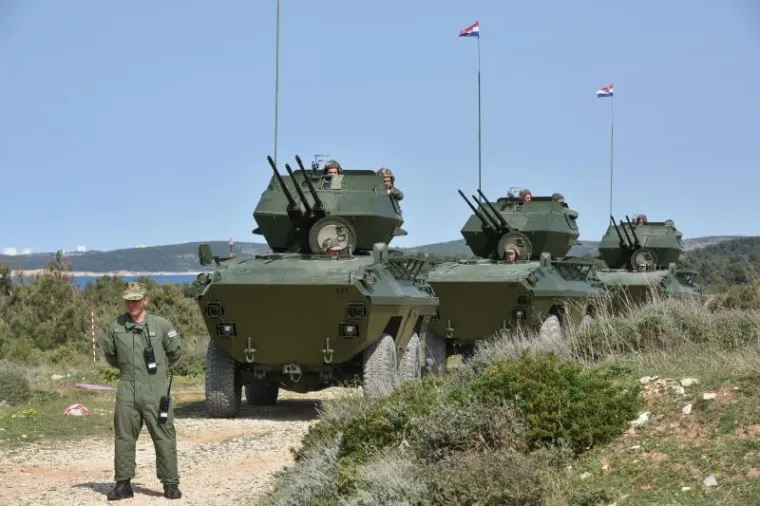 Grabar Kitarović i Pahor na vojnoj vježbi