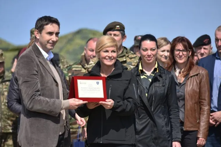 Grabar Kitarović i Pahor na vojnoj vježbi