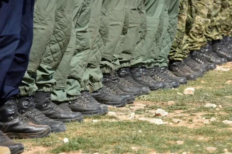 Grabar Kitarović i Pahor na vojnoj vježbi