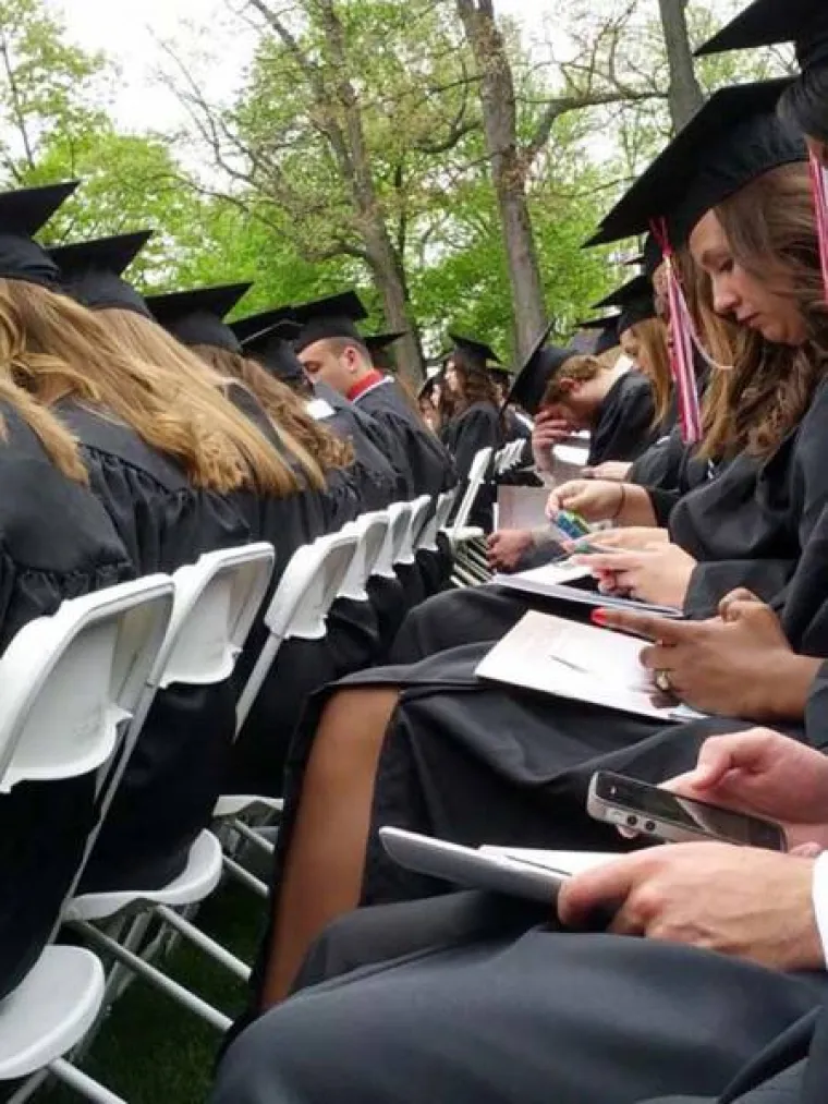 MOBITELI SU UNI&Scaron;TILI DRU&Scaron;TVO? Evo &scaron;to se dogodi kad ba&scaron; svatko ima neograničen pristup mobitelu