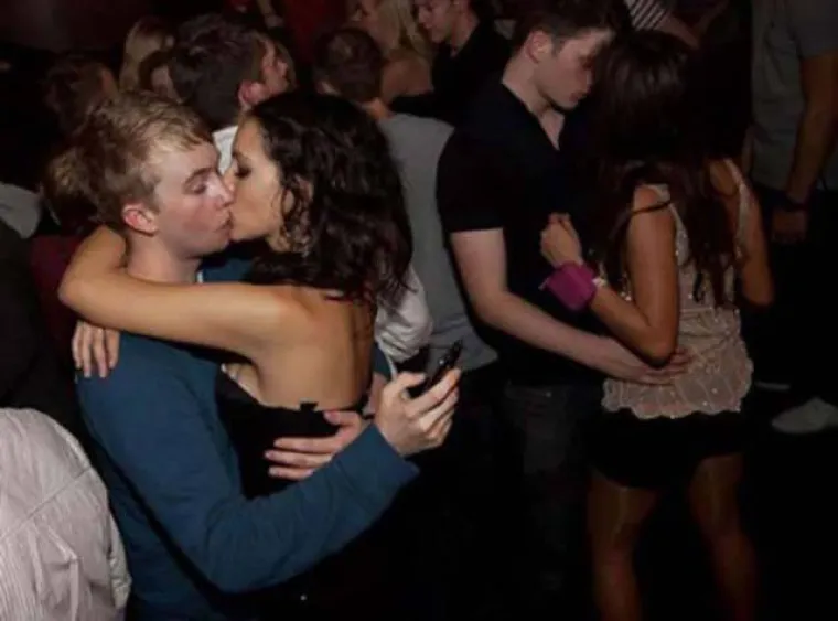 MOBITELI SU UNI&Scaron;TILI DRU&Scaron;TVO? Evo &scaron;to se dogodi kad ba&scaron; svatko ima neograničen pristup mobitelu