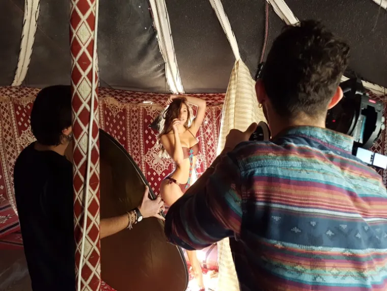 Bikini model i Instagram zvijezda Alexis Ren savršeno utjelovljuje prirodni seksepil Yamamay žene, dok egzotična Španjolka Alejandra Alonso svojim samouvjerenim stavom predstavlja neobuzdanu divljinu netaknutog krajolika. Prelijepa Alice Peneaca ponosno nosi highlight komade, a njezine obline i ženstvenost savršeno se uklapaju u sliku idealne Yamamay žene koja voli svoje tijelo.