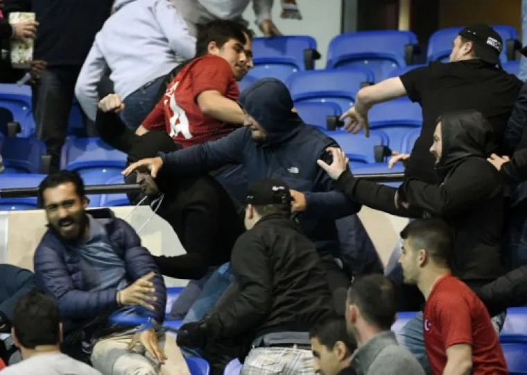 Uoči utakmice četvrtfinala Europske lige do&scaron;lo je do tučnjave navijača turskog Be&scaron;ikta&scaron;a i domaćeg Lyona pa je utakmica odgođena do daljnjeg.