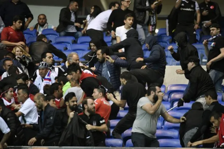 LETJELE &Scaron;AKE, TOPOVSKI UDARI, BAKLJE... Sramotna tučnjava na gotovo sat vremena odgodila utakmicu Lyona i Be&scaron;ikta&scaron;a