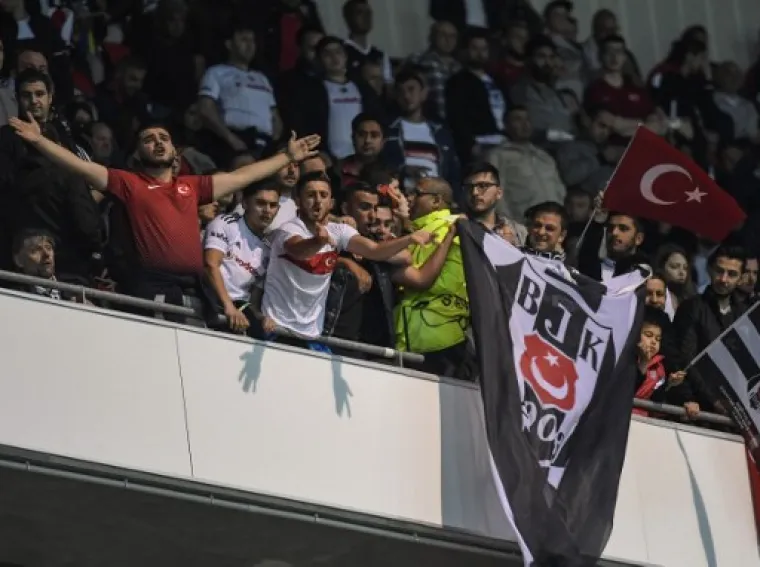 LETJELE &Scaron;AKE, TOPOVSKI UDARI, BAKLJE... Sramotna tučnjava na gotovo sat vremena odgodila utakmicu Lyona i Be&scaron;ikta&scaron;a