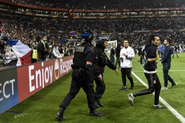 LETJELE &Scaron;AKE, TOPOVSKI UDARI, BAKLJE... Sramotna tučnjava na gotovo sat vremena odgodila utakmicu Lyona i Be&scaron;ikta&scaron;a