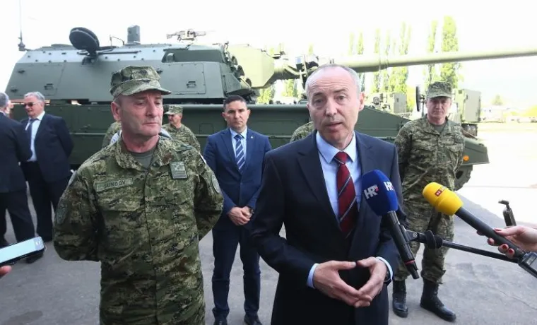 PREDSTAVLJENE PRVE DVIJE SAMOHODNE HAUBICE: Projekt nabave vrijedan ukupno 444 milijuna kuna