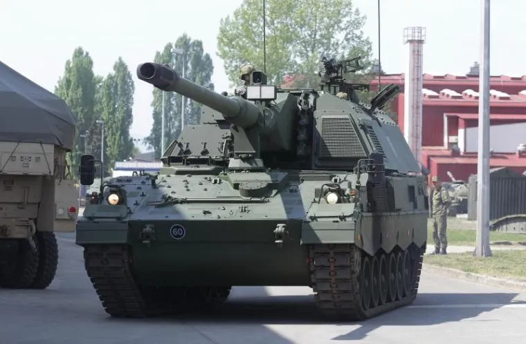 U remontnom zavodu Hrvatske vojske predstavljene su prve dvije samohodne haubice koje ulaze u sastav OSRH. HV je kupio ukupno 16 haubica. Projekt nabave i modernizacije vrijedan je 444 milijuna kuna.