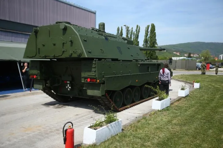 PREDSTAVLJENE PRVE DVIJE SAMOHODNE HAUBICE: Projekt nabave vrijedan ukupno 444 milijuna kuna