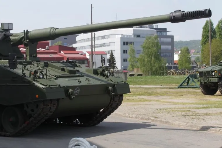 PREDSTAVLJENE PRVE DVIJE SAMOHODNE HAUBICE: Projekt nabave vrijedan ukupno 444 milijuna kuna