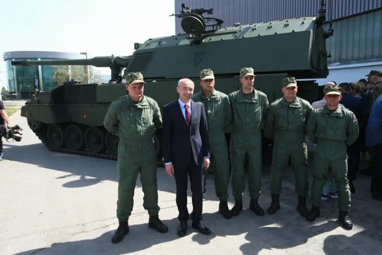 PREDSTAVLJENE PRVE DVIJE SAMOHODNE HAUBICE: Projekt nabave vrijedan ukupno 444 milijuna kuna