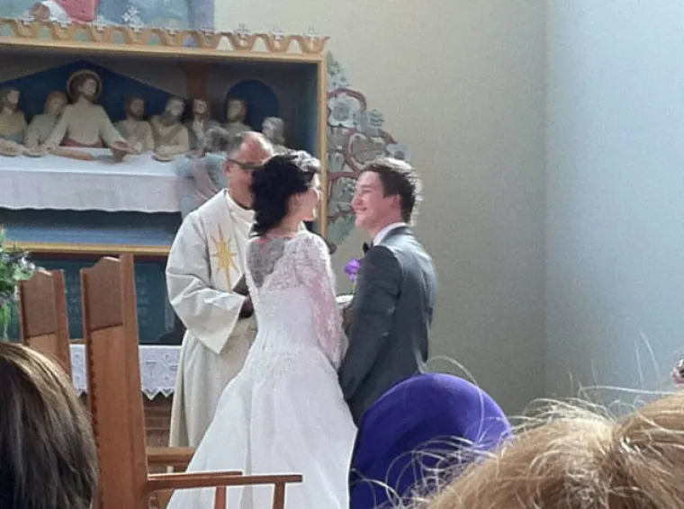 Neki parovi žele uštedjeti na vjenčanju tako da ne unajme profesionalnog fotografa, no to može biti ključni propust. U nastavku možete vidjeti razliku između fotografija koje su snimili amateri te na samom kraju kako izgleda svadba kada se pravi fotograf primi posla