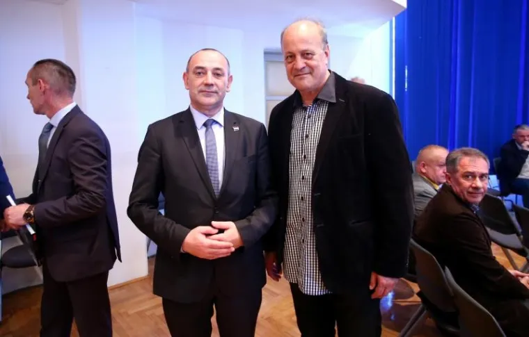 Udruga branitelja Domovinskoga rata "Zagrebački velesajam", Udruga hrvatskih branitelja Domovinskoga rata 91. u suradnji s 
drugim udrugama i organizacijama proiza&scaron;lim iz Domovinskoga rata 
dodijelili su "Veliko zlatno srce" redatelju Jakovu Sedlaru. 
Priznanje "Veliko zlatno srce" dodjeljuje se pojedincima za izniman doprinos u stvaranju slobodne i samostalne Republike Hrvatske te očuvanju i &scaron;irenju istine o Domovinskom ratu. (Hina)