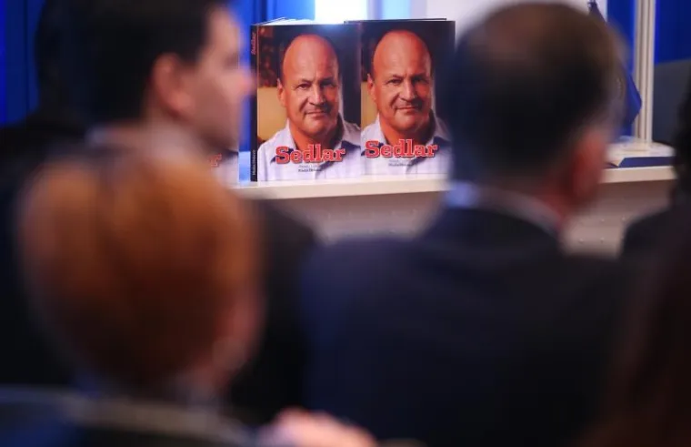 Udruga branitelja Domovinskoga rata "Zagrebački velesajam", Udruga hrvatskih branitelja Domovinskoga rata 91. u suradnji s drugim udrugama i organizacijama proiza&scaron;lim iz Domovinskoga rata dodijelili su "Veliko zlatno srce" redatelju Jakovu Sedlaru. 
Priznanje "Veliko zlatno srce" dodjeljuje se pojedincima za izniman doprinos u stvaranju slobodne i samostalne Republike Hrvatske te očuvanju i &scaron;irenju istine o Domovinskom ratu. (Hina)