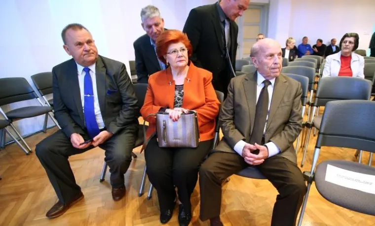 Udruga branitelja Domovinskoga rata "Zagrebački velesajam", Udruga hrvatskih branitelja Domovinskoga rata 91. u suradnji s drugim udrugama i organizacijama proiza&scaron;lim iz Domovinskoga rata dodijelili su "Veliko zlatno srce" redatelju Jakovu Sedlaru. 
Priznanje "Veliko zlatno srce" dodjeljuje se pojedincima za izniman doprinos u stvaranju slobodne i samostalne Republike Hrvatske te očuvanju i &scaron;irenju istine o Domovinskom ratu. (Hina)