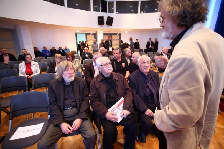 Udruga branitelja Domovinskoga rata "Zagrebački velesajam", Udruga hrvatskih branitelja Domovinskoga rata 91. u suradnji s drugim udrugama i organizacijama proiza&scaron;lim iz Domovinskoga rata dodijelili su "Veliko zlatno srce" redatelju Jakovu Sedlaru. 
Priznanje "Veliko zlatno srce" dodjeljuje se pojedincima za izniman doprinos u stvaranju slobodne i samostalne Republike Hrvatske te očuvanju i &scaron;irenju istine o Domovinskom ratu. (Hina)