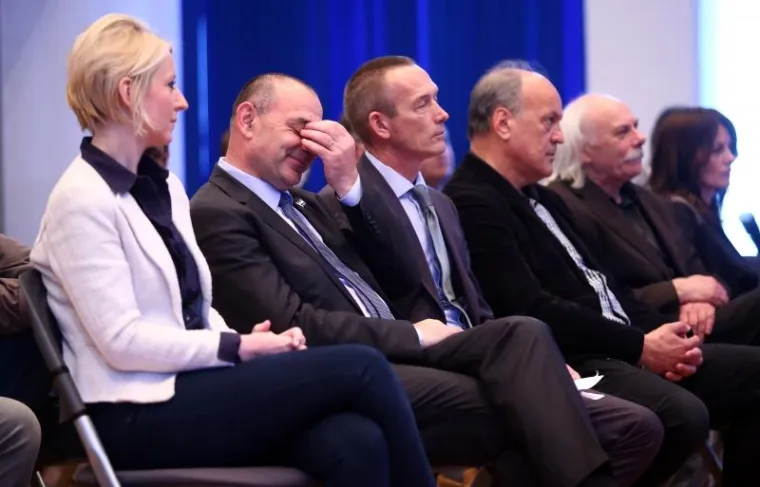 Udruga branitelja Domovinskoga rata "Zagrebački velesajam", Udruga hrvatskih branitelja Domovinskoga rata 91. u suradnji s drugim udrugama i organizacijama proiza&scaron;lim iz Domovinskoga rata dodijelili su "Veliko zlatno srce" redatelju Jakovu Sedlaru. 
Priznanje "Veliko zlatno srce" dodjeljuje se pojedincima za izniman doprinos u stvaranju slobodne i samostalne Republike Hrvatske te očuvanju i &scaron;irenju istine o Domovinskom ratu. (Hina)