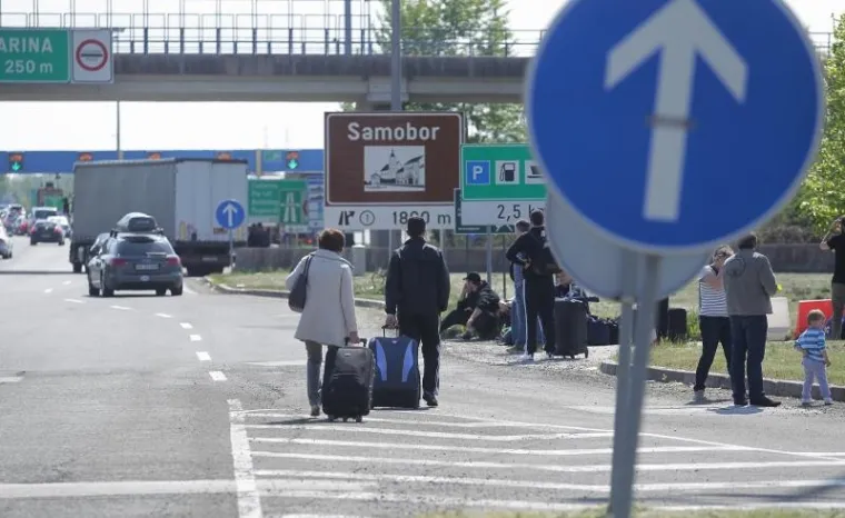 Nakon višesatnog čekanja putnici krenuli pješice preko slovensko-hrvatske granice