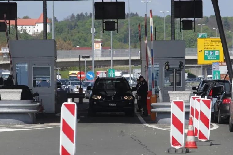 Nakon višesatnog čekanja putnici krenuli pješice preko slovensko-hrvatske granice