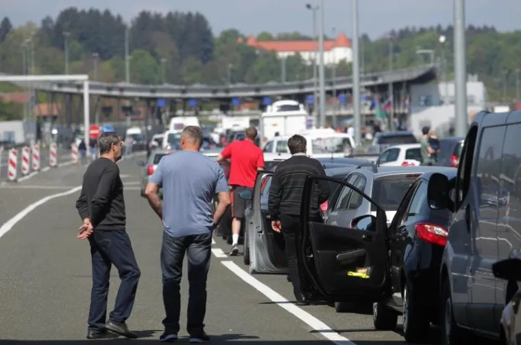Nakon višesatnog čekanja putnici krenuli pješice preko slovensko-hrvatske granice
