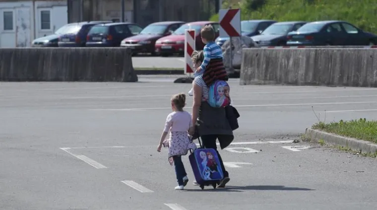 Nakon višesatnog čekanja putnici krenuli pješice preko slovensko-hrvatske granice