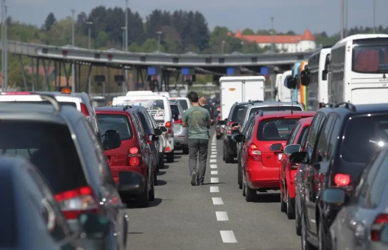 Nakon višesatnog čekanja putnici krenuli pješice preko slovensko-hrvatske granice