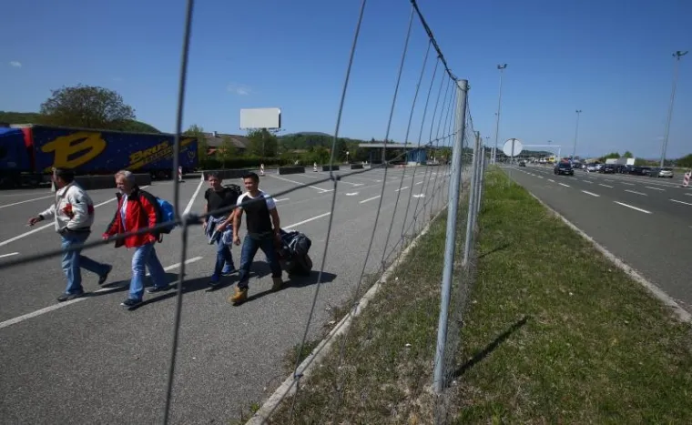 Nakon višesatnog čekanja putnici krenuli pješice preko slovensko-hrvatske granice