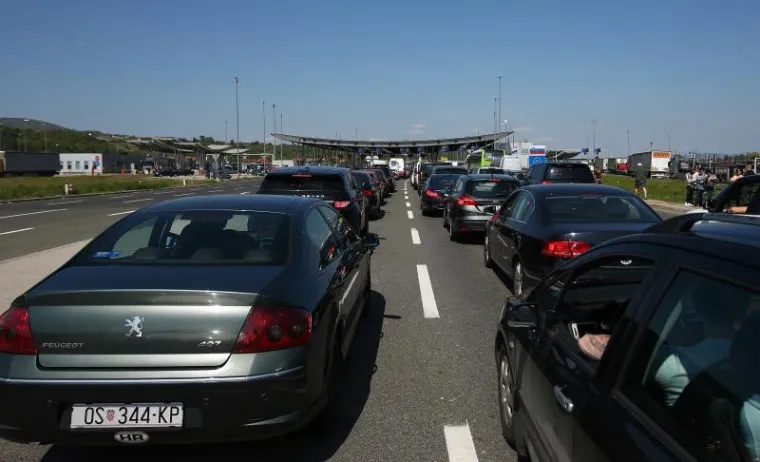 Nakon višesatnog čekanja putnici krenuli pješice preko slovensko-hrvatske granice