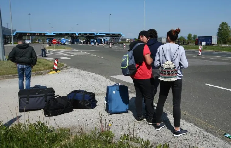 Nakon višesatnog čekanja putnici krenuli pješice preko slovensko-hrvatske granice