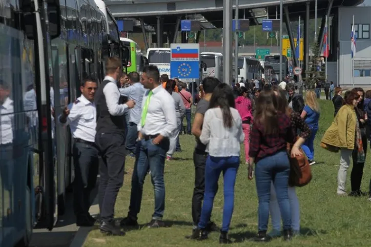 Nakon višesatnog čekanja putnici krenuli pješice preko slovensko-hrvatske granice