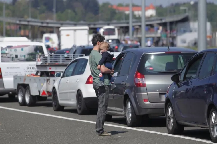 Nakon višesatnog čekanja putnici krenuli pješice preko slovensko-hrvatske granice