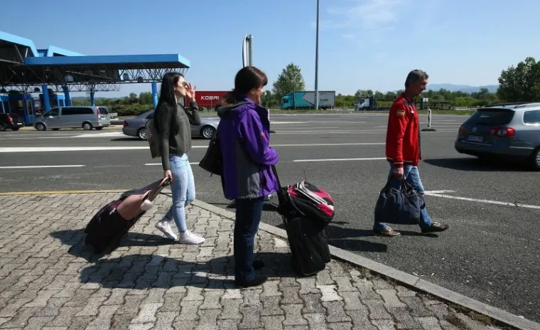 Nakon višesatnog čekanja putnici krenuli pješice preko slovensko-hrvatske granice