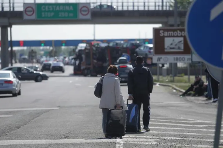 Nakon vi&scaron;esatnog čekanja putnici krenuli pje&scaron;ice preko slovensko-hrvatske granice