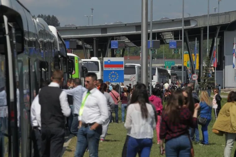 Nakon vi&scaron;esatnog čekanja putnici krenuli pje&scaron;ice preko slovensko-hrvatske granice