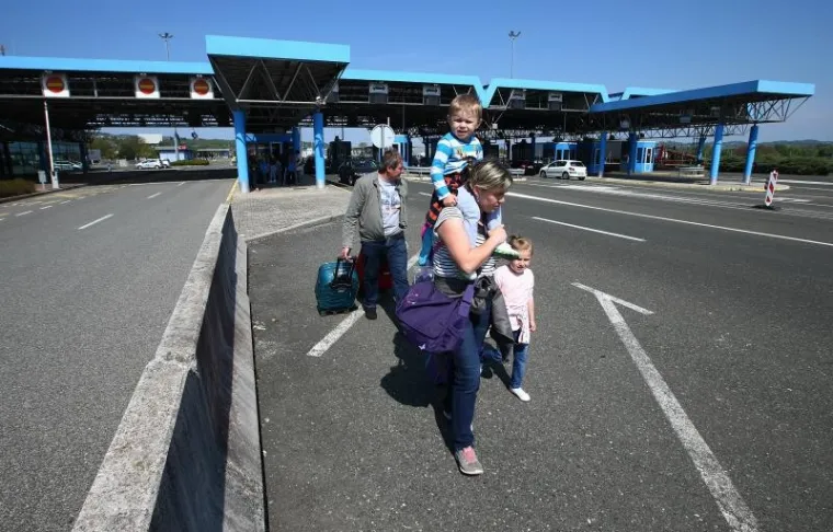 Nakon vi&scaron;esatnog čekanja putnici krenuli pje&scaron;ice preko slovensko-hrvatske granice